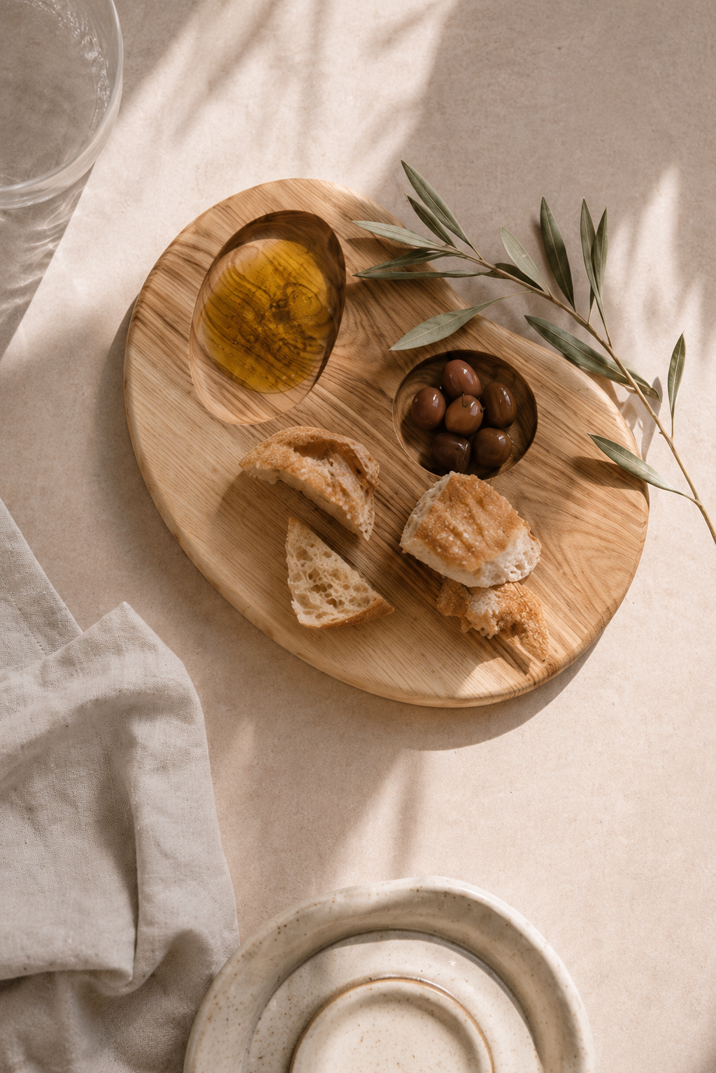 Présentation d'un apéritif sur planche empreinte en frêne - ORBEL studio Alpin