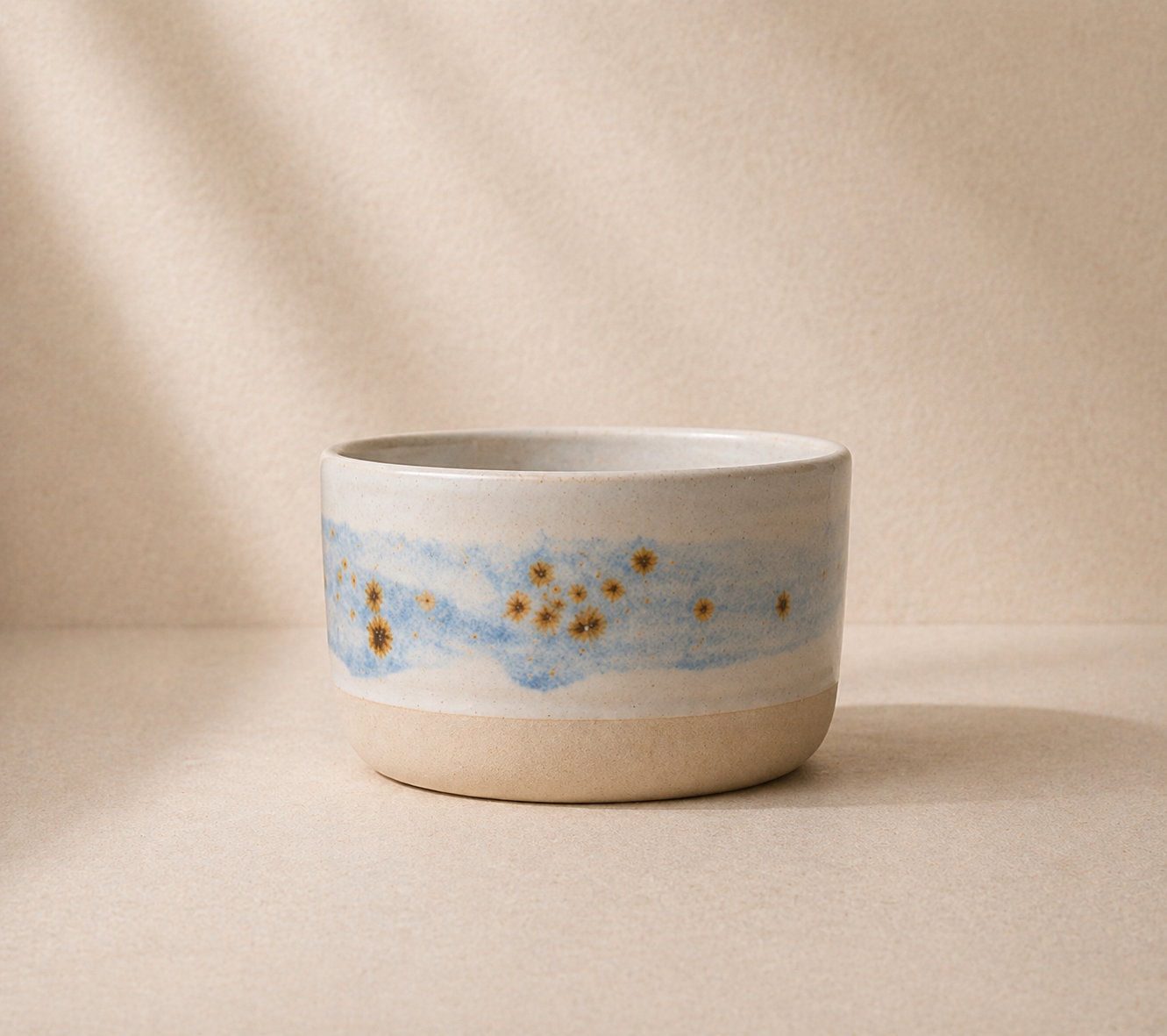 Coupelle en céramique artisanale beige et bleu pour art de la table, design organique inspiré des Alpes – Orbel Studio