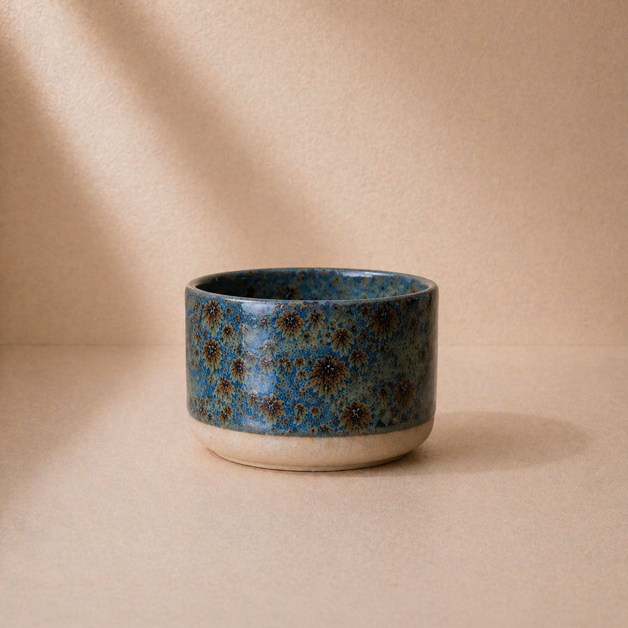 Coupelle en céramique artisanale aux nuances minérales bleues, pièce de table sculpturale signée Orbel Studio