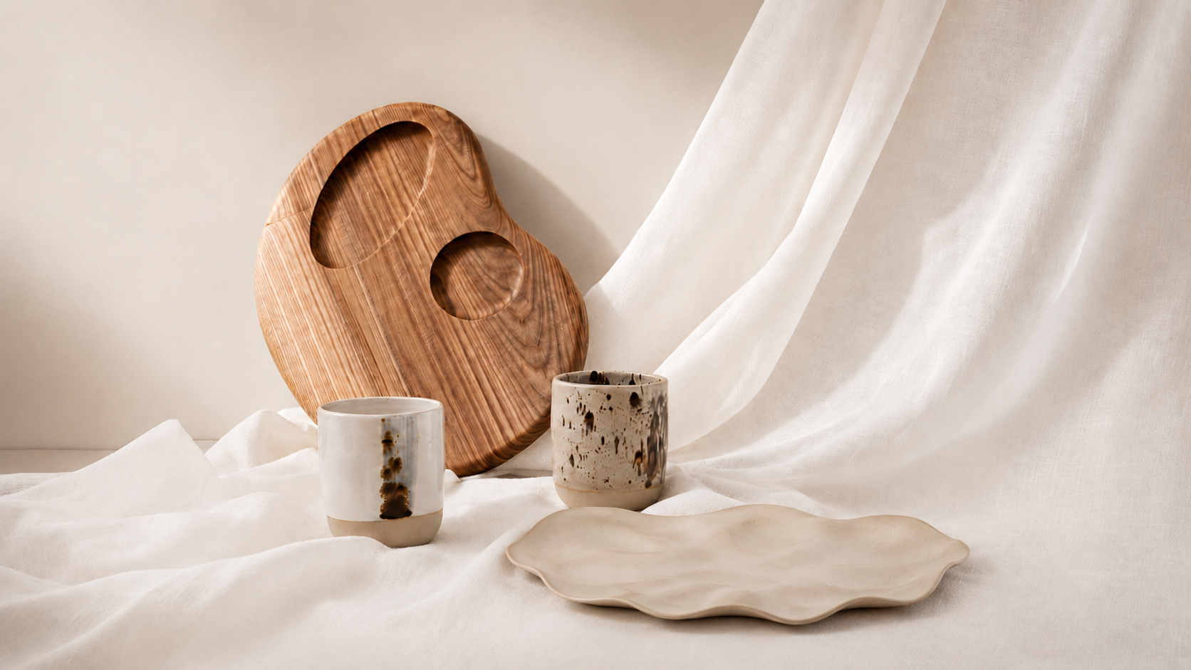 Composition éditoriale bois massif et céramique artisanale — ORBEL Studio Alpin, art de la table Savoie