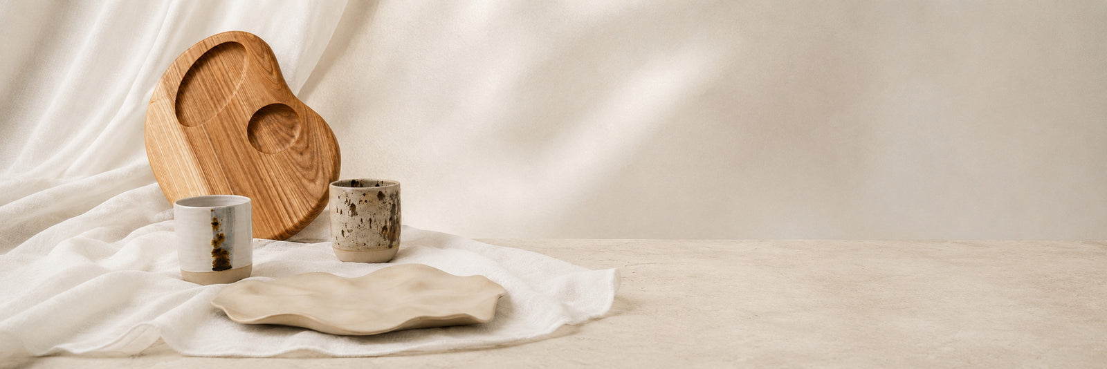 Planche apéritive Empreinte en bois massif, gobelets et plateau en céramique artisanale — art de la table ORBEL Studio, Savoie