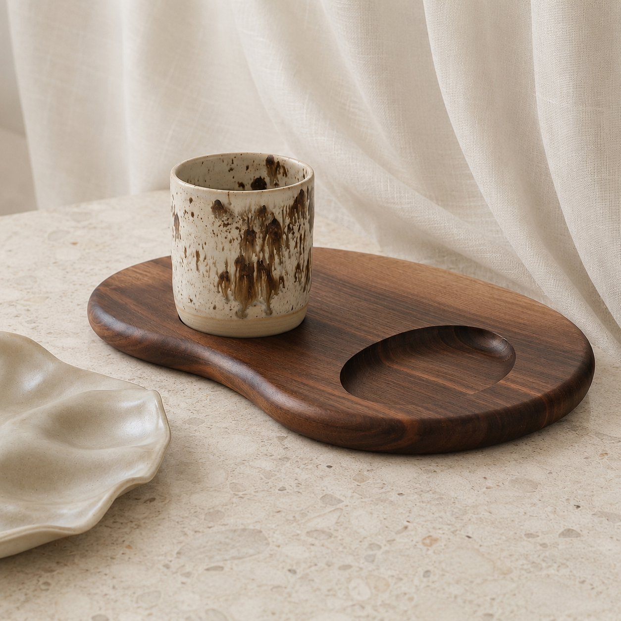 Art de la table alpin ORBEL — pièces artisanales bois et céramique, ambiance éditoriale Savoie