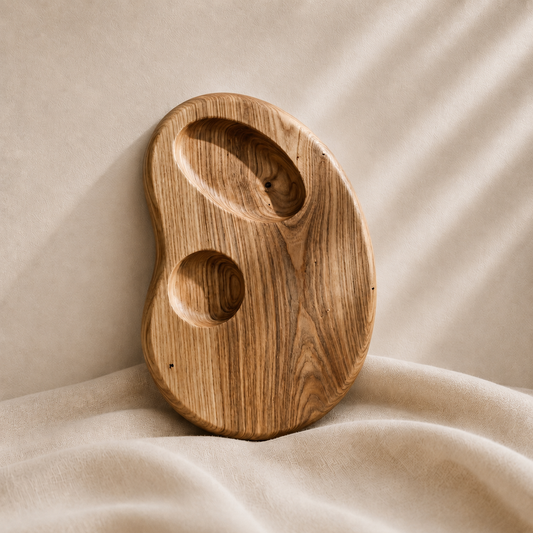 Planche Empreinte en frêne olivier, sculptée à la main, logements céramique intégrés — ORBEL Studio Alpin, Savoie