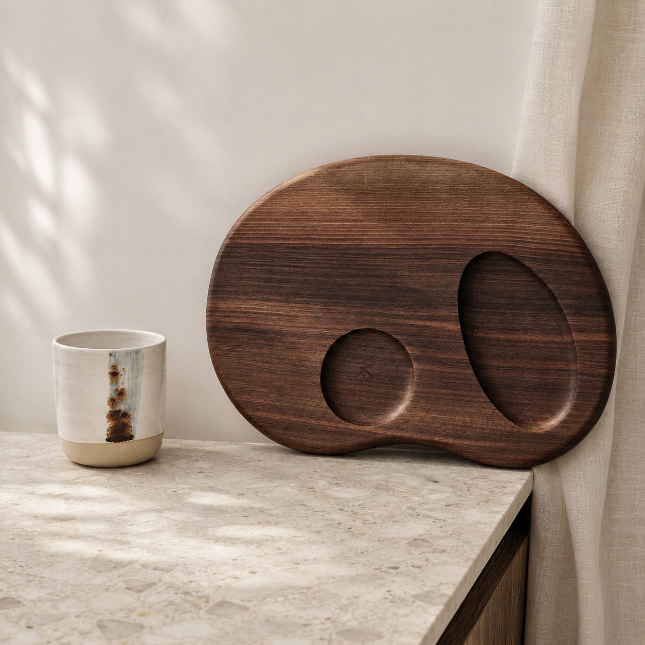 Composition apéritive Planche Empreinte noyer et tasse céramique artisanale — art de la table alpin ORBEL