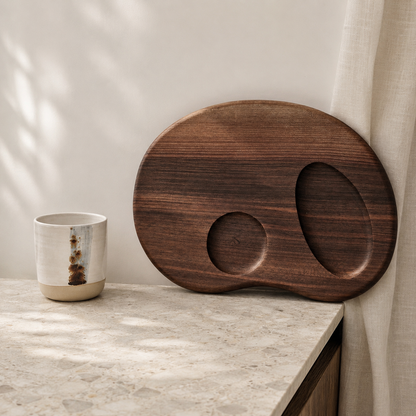 Composition apéritive Planche Empreinte noyer et tasse céramique artisanale — art de la table alpin ORBEL