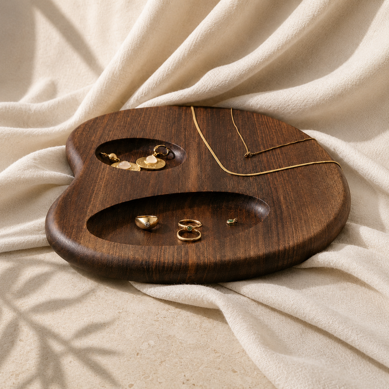 Planche Empreinte noyer sculptée main utilisé en présentoir à bijoux — atelier ORBEL Studio Savoie Alpes françaises