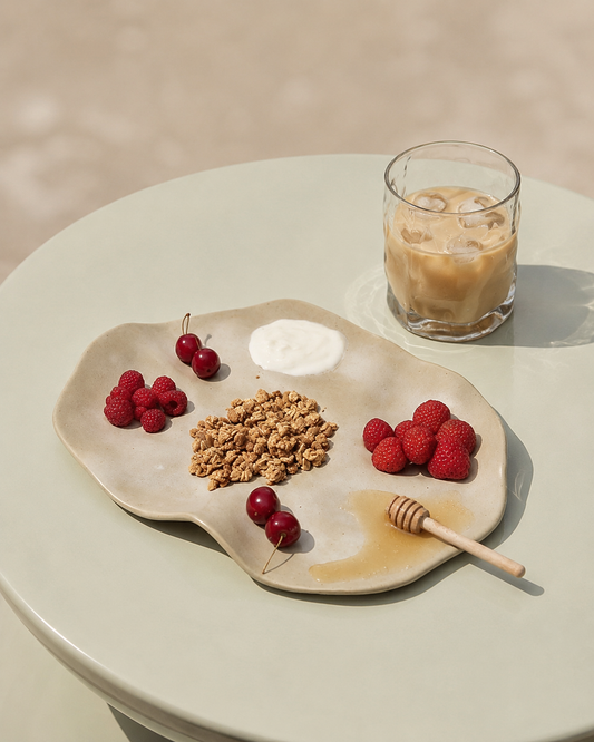 Plateau de présentation en céramique couleur calcaire suggestion snacking fruits et granola - ORBEL Studio Alpin