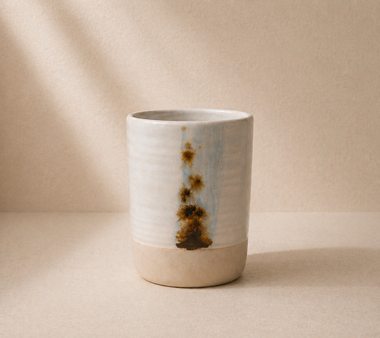 Pot à gressin ou tasse en céramique artisanale beige et bleu pour art de la table, design organique inspiré des Alpes – Orbel Studio