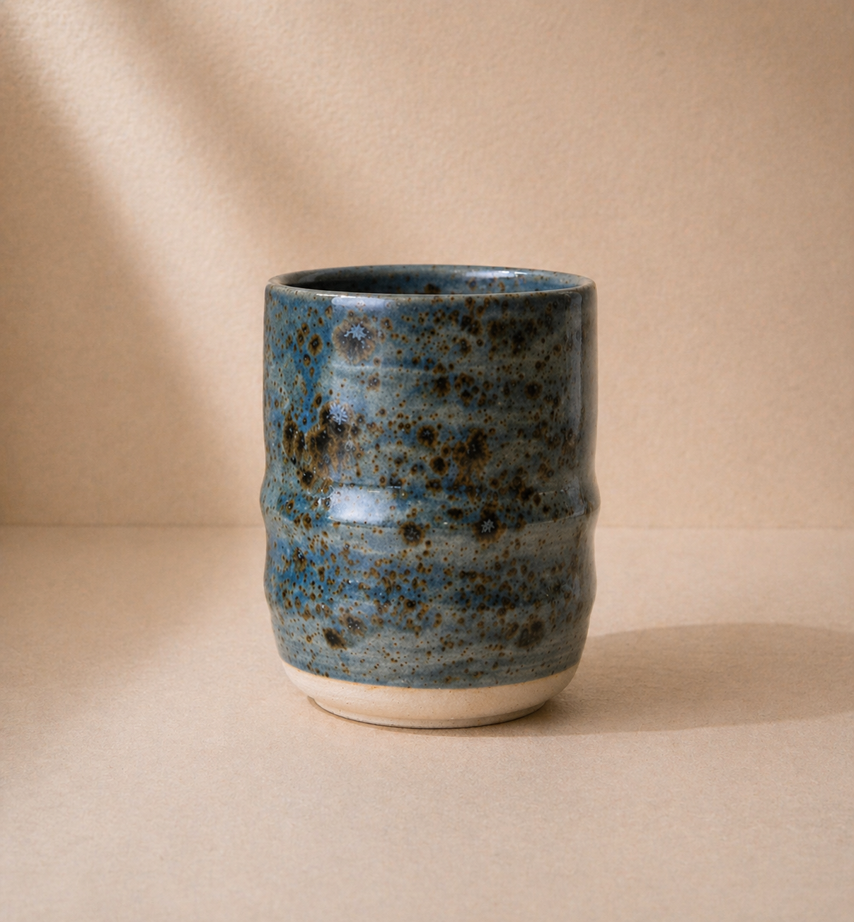 Coupelle en céramique artisanale aux nuances minérales bleues, pièce de table sculpturale signée Orbel Studio